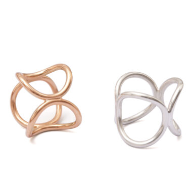 Auf diesem Bild sieht am zwei Ringe aus jeweils drei Ringen. Der Fingerringe links ist aus Roségold gefertigt und der Ring auf der rechten Seite aus Silber.