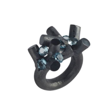 Ein Ring aus Silber geschwärzt mit speziell gefassten blauen Topasen