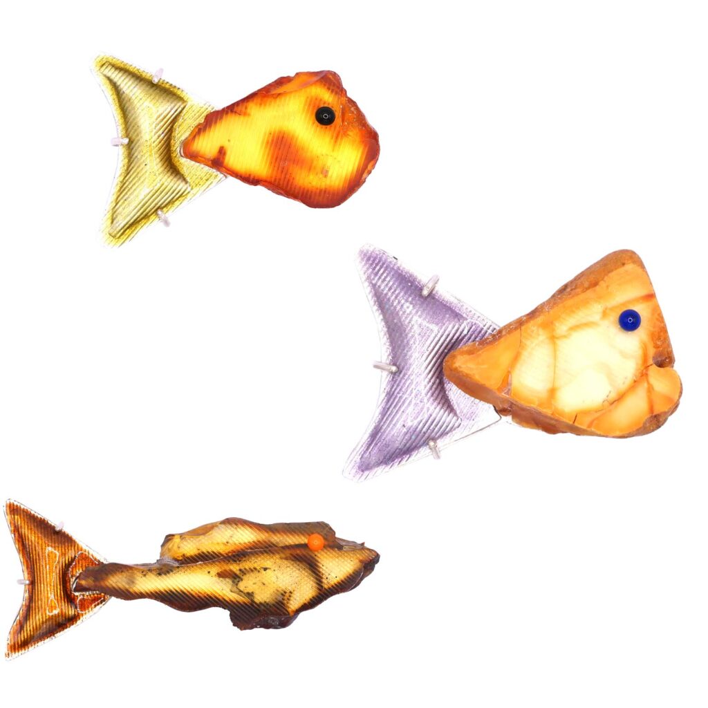 3 Fischbroschen aus Bernstein und Silber emailliert