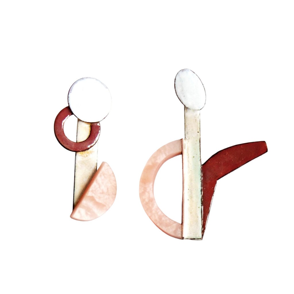 Ungleiches Paar Ohrstecker aus Email rot, beige und weiss