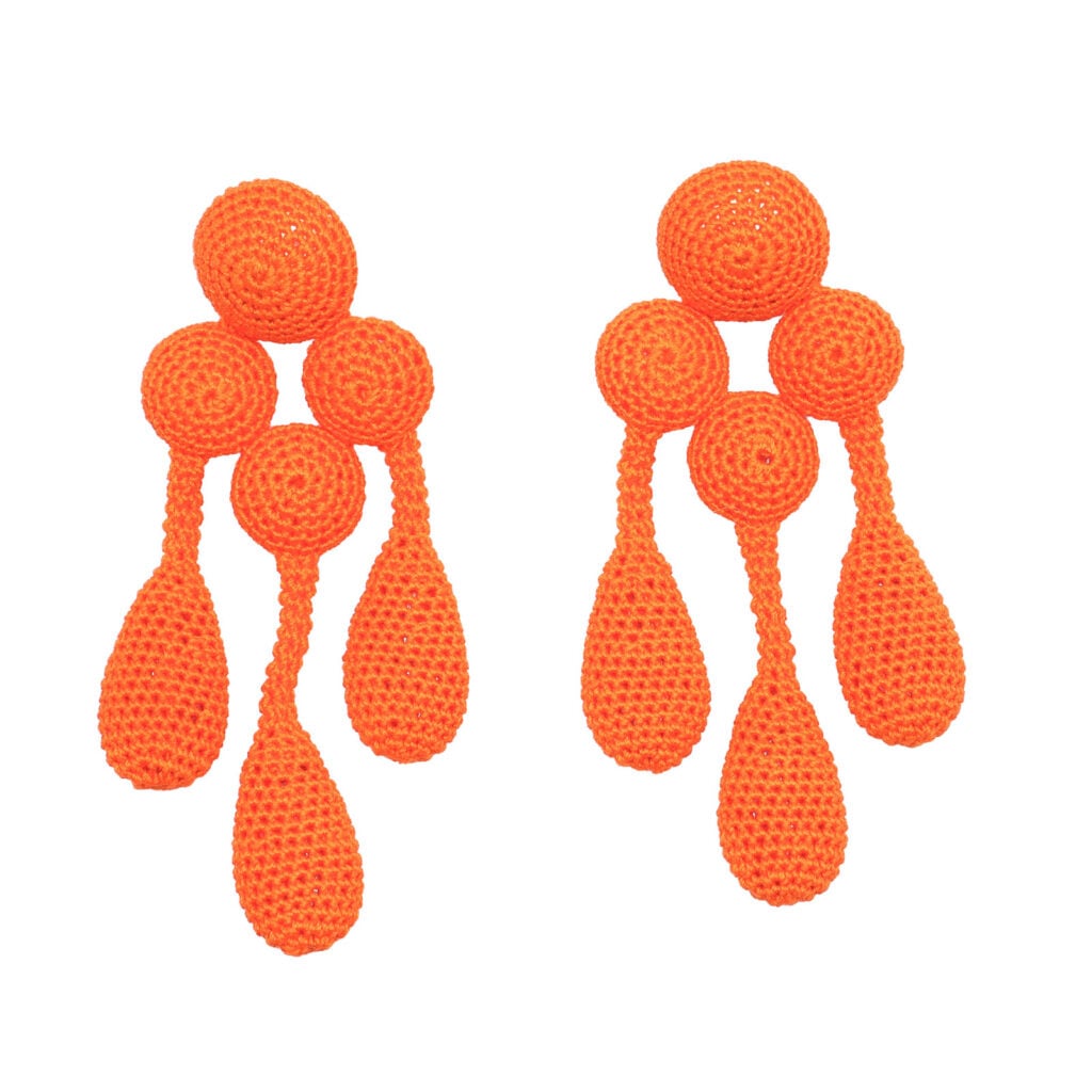 Knallorange Ohrstecker aus jeweils vier Linsen und drei Tropfen gehäkelt.