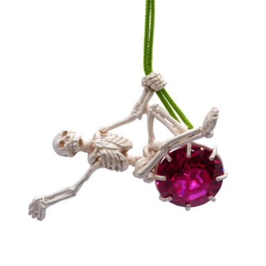 Silber Skelett auf pinken Edelstein als Anhänger.