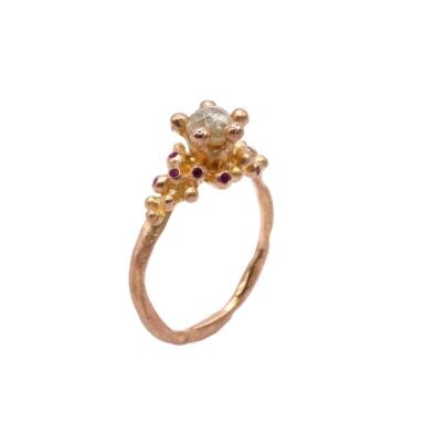 Verlobungsringe in Roségold, Rohdiamant und kleinen Kügelchen gefüllt mit Rubinen.