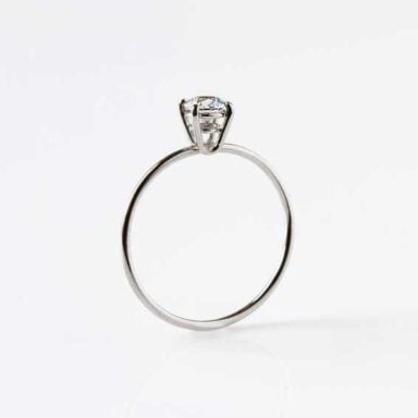 Simpler Verlobungsring aus Weissgold und Brillant.