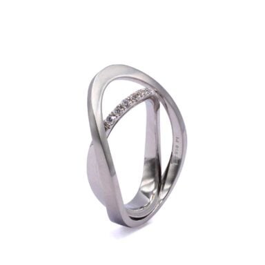 Geschwungener Ring aus Platin und Brillanten.